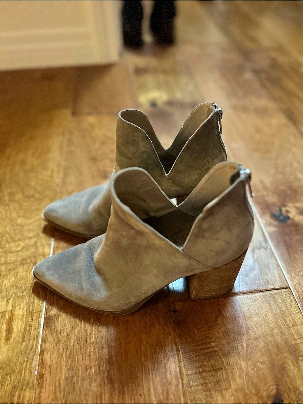 Steve Madden Pointed Toe Suede Ankle Booties
Size 9